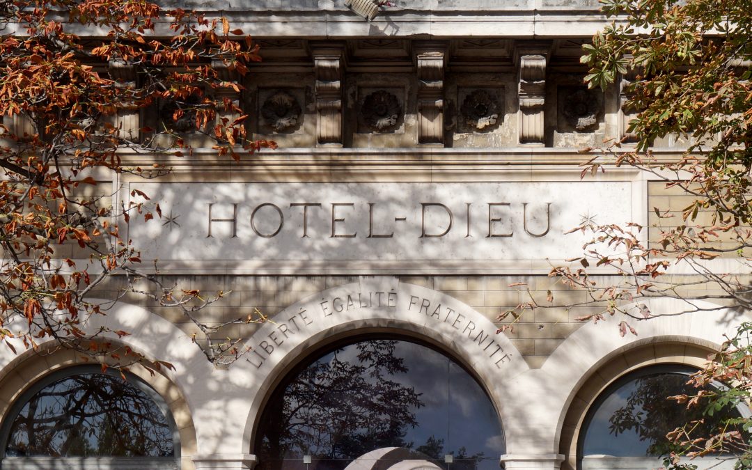 Ici résonnent les valeurs républicaines : liberté, égalité, fraternité